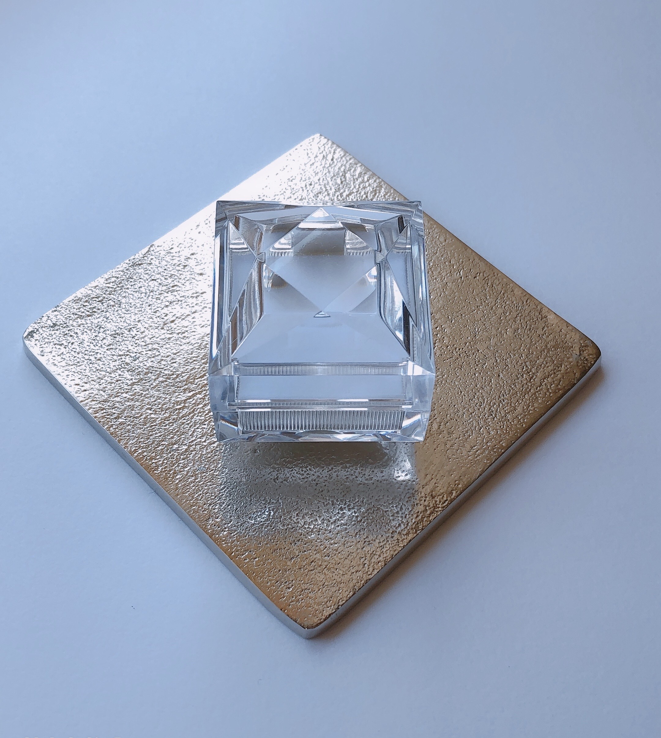 白い紙のケースが付いています。